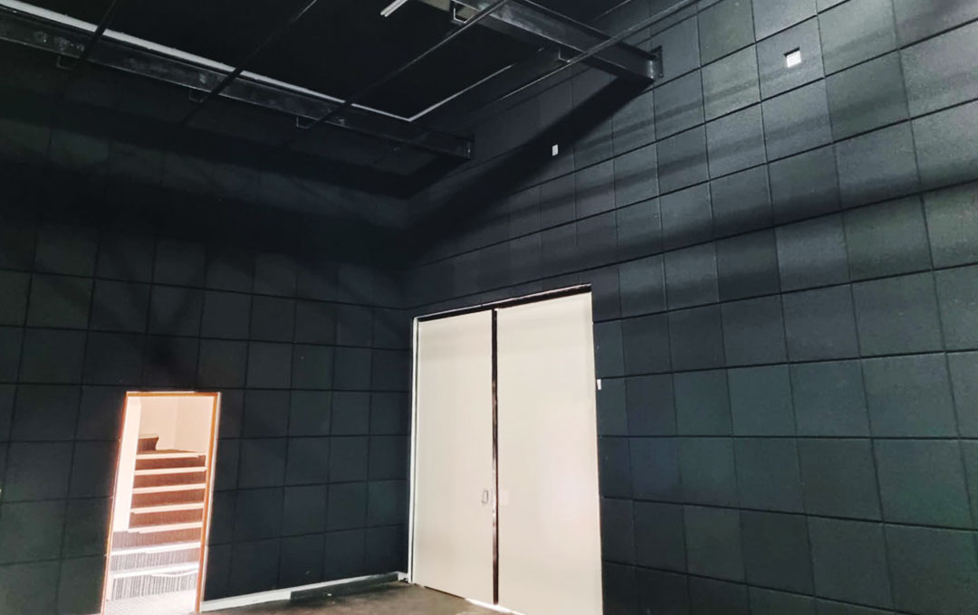 Acoustic absorption installation