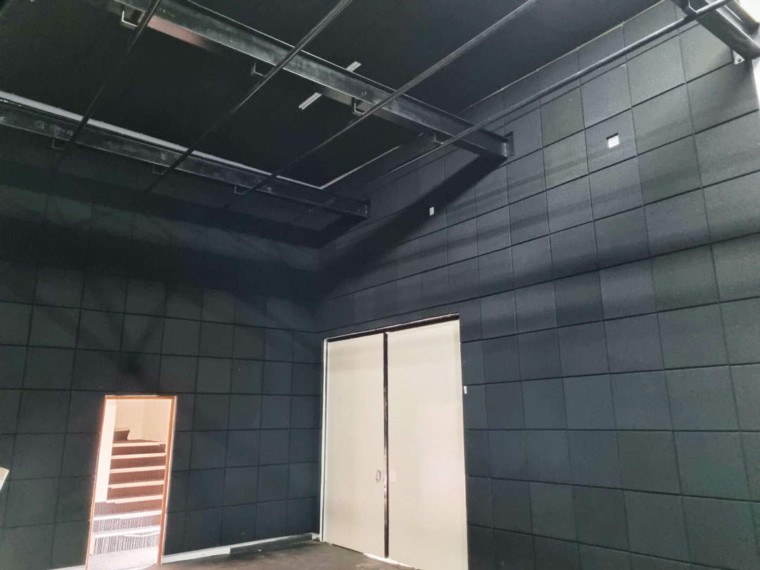 Acoustic absorption installation